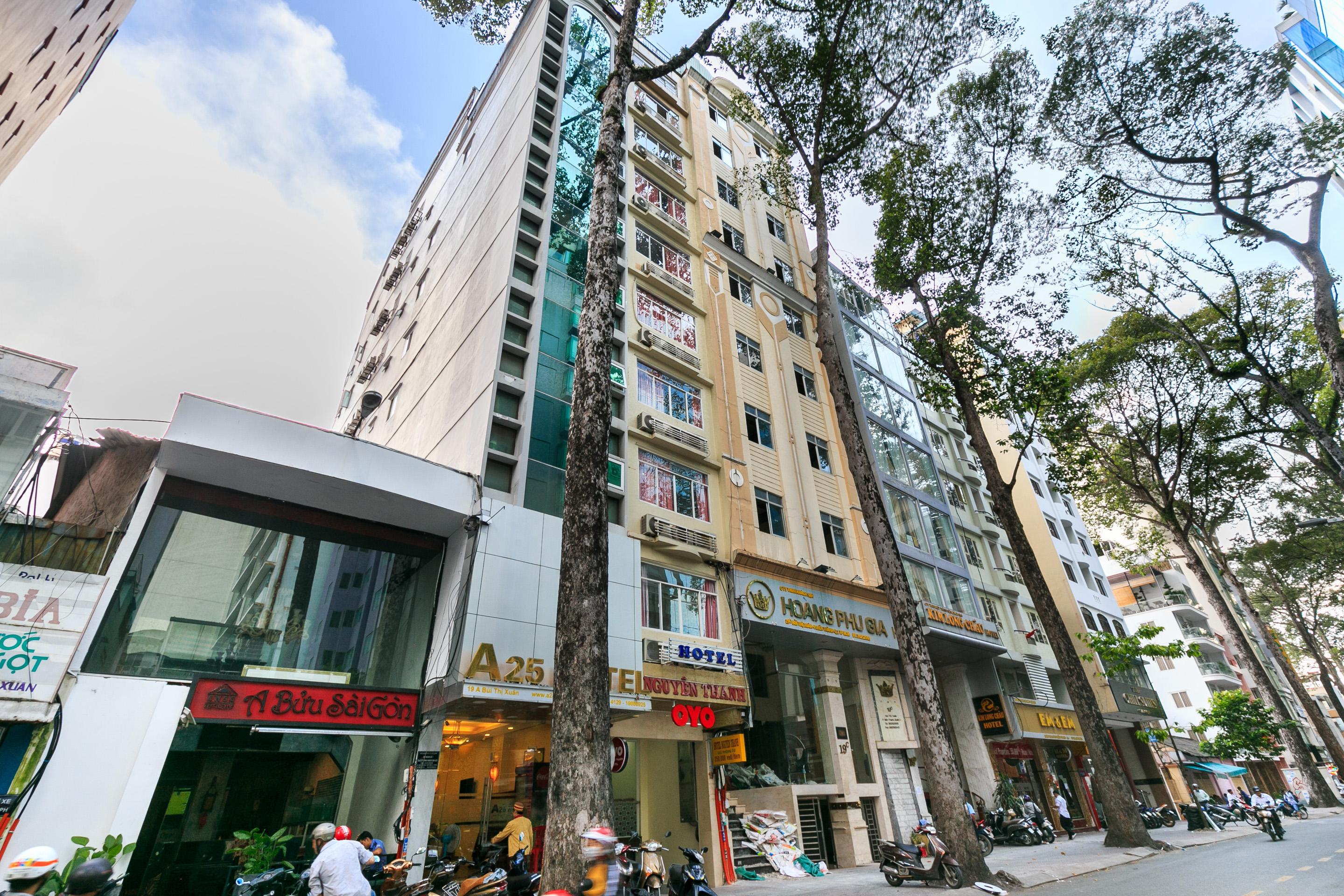 Oyo 422 Nguyen Thanh Hotel Хошимин Экстерьер фото
