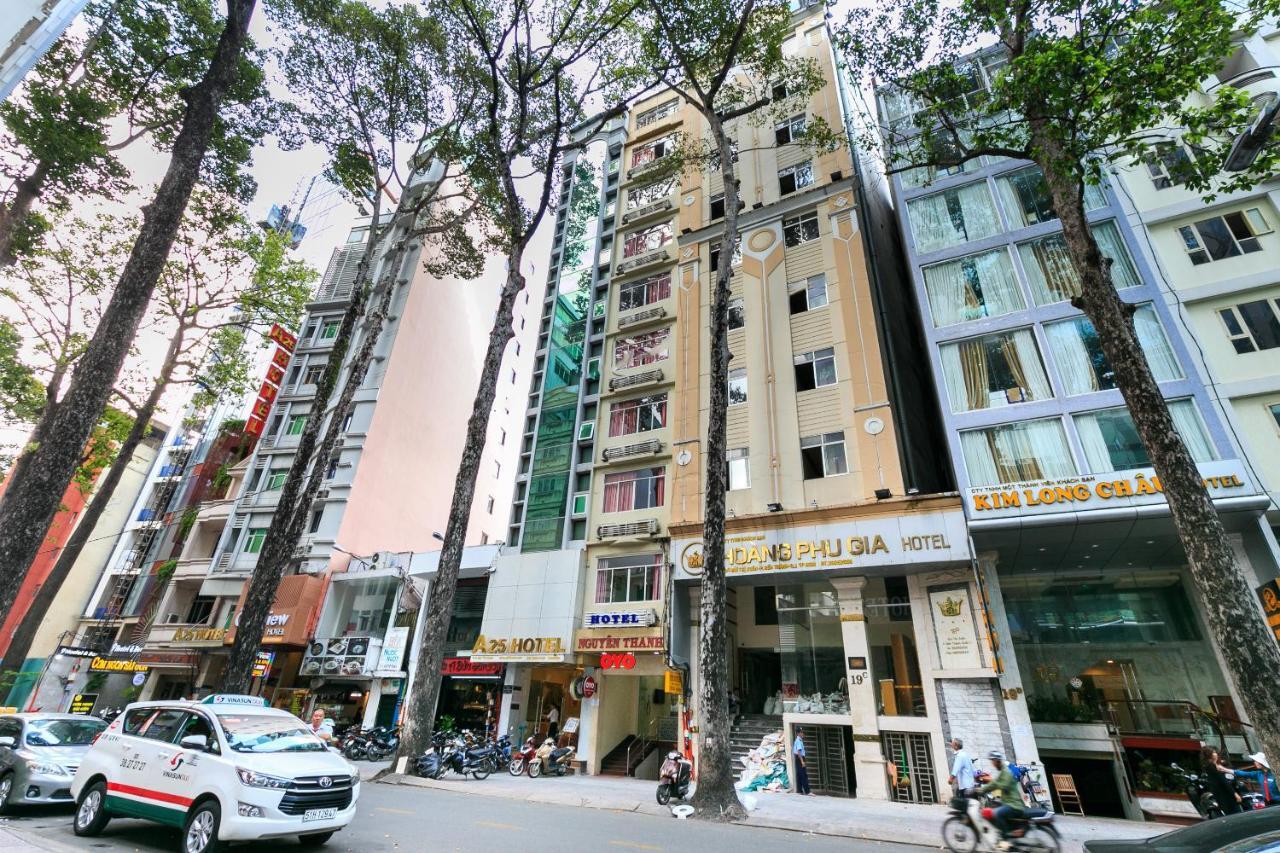 Oyo 422 Nguyen Thanh Hotel Хошимин Экстерьер фото